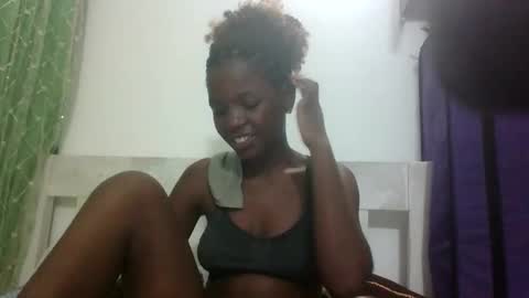 Snapshot of petitesweetchiq chatting on 19, 10, 2025 petitesweetchiq online show from 19, 10, 2025