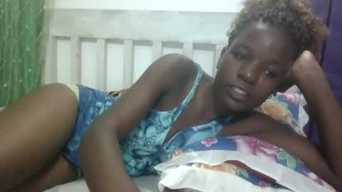 Snapshot of petitesweetchiq chatting on 25, 10, 2025 petitesweetchiq online show from 25, 10, 2025