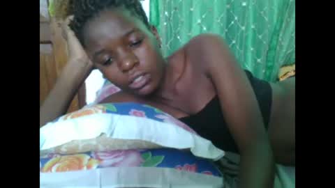 Snapshot of petitesweetchiq chatting on 30, 10, 2025 petitesweetchiq online show from 30, 10, 2025