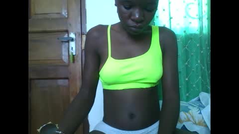 Snapshot of petitesweetchiq chatting on 20, 11, 2025 petitesweetchiq online show from 20, 11, 2025