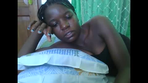 Snapshot of petitesweetchiq chatting on 28, 11, 2025 petitesweetchiq online show from 28, 11, 2025