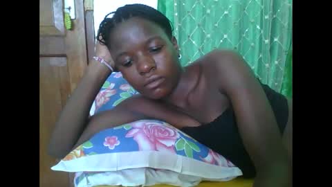 Snapshot of petitesweetchiq chatting on 29, 11, 2025 petitesweetchiq online show from 29, 11, 2025