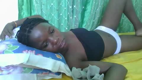 Snapshot of petitesweetchiq chatting on 30, 11, 2025 petitesweetchiq online show from 30, 11, 2025