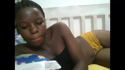 Snapshot of petitesweetchiq chatting on 1, 12, 2025 petitesweetchiq online show from 1, 12, 2025