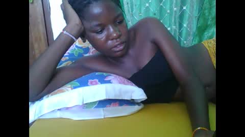 Snapshot of petitesweetchiq chatting on 2, 12, 2025 petitesweetchiq online show from 2, 12, 2025