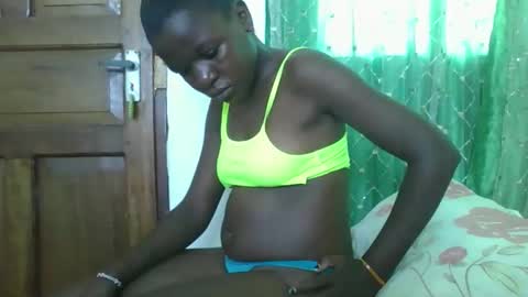 Snapshot of petitesweetchiq chatting on 16, 12, 2025 petitesweetchiq online show from 16, 12, 2025