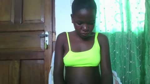 Snapshot of petitesweetchiq chatting on 17, 12, 2025 petitesweetchiq online show from 17, 12, 2025
