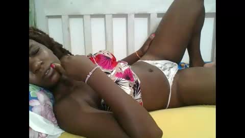 Snapshot of petitesweetchiq chatting on 5, 3, 2026 petitesweetchiq online show from 5, 3, 2026