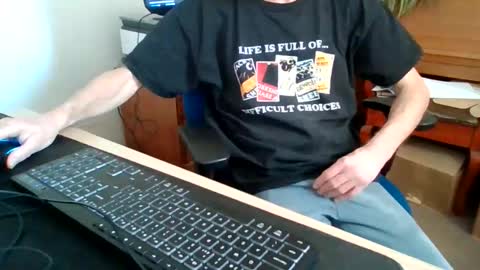 Snapshot of petitwilly chatting on 19, 3, 2026 petitwilly online show from 19, 3, 2026