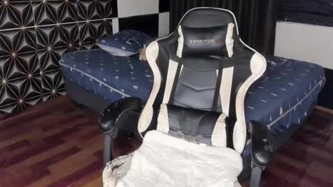 Snapshot of philhotbody chatting on 9, 3, 2025 AJ online show from 9, 3, 2025