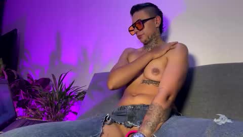 Snapshot of phillip_brownn chatting on 29, 3, 2026 PHILLIP online show from 29, 3, 2026