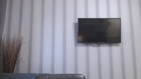 Snapshot of pineapple__mood chatting on 5, 1, 2025       online show from 5, 1, 2025
