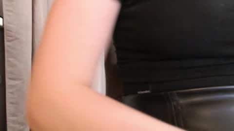 Snapshot of pineapple__mood chatting on 14, 9, 2025       online show from 14, 9, 2025