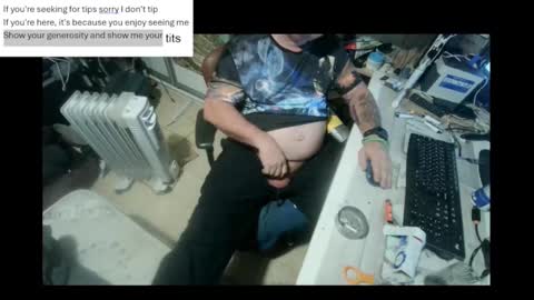 Snapshot of pini_z chatting on 5, 1, 2025 pini_z online show from 5, 1, 2025