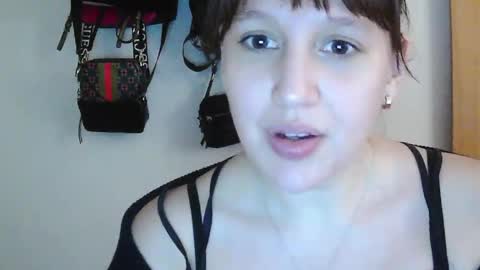 Snapshot of pinky_doll_xo chatting on 17, 4, 2026 Nicky online show from 17, 4, 2026