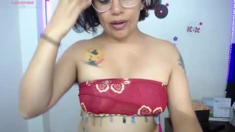Snapshot of pinky_pinky_ chatting on 5, 7, 2026 VIOLETA LOPEZ online show from 5, 7, 2026