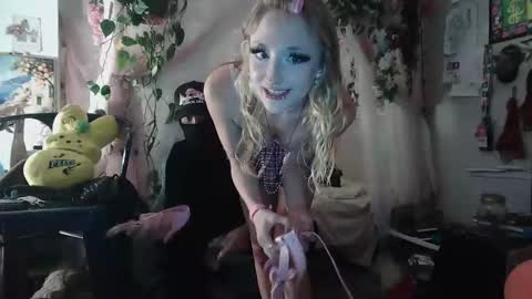 Snapshot of pixielovely chatting on 17, 5, 2026 pixielovely online show from 17, 5, 2026