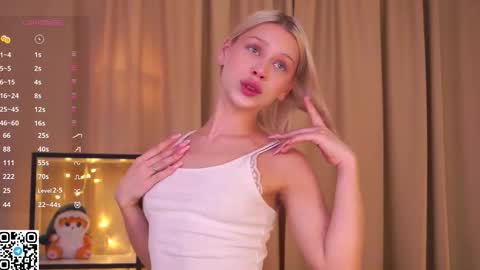 Snapshot of platinum_babe chatting on 8, 10, 2025 Ennie online show from 8, 10, 2025