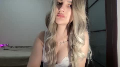 Snapshot of playfuldoll18 chatting on 20, 10, 2025 Mia online show from 20, 10, 2025