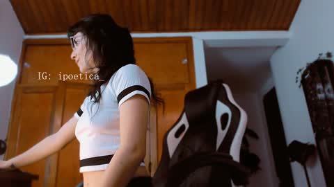 Snapshot of poeeticaa_ chatting on 4, 2, 2025 IG ipoetica online show from 4, 2, 2025