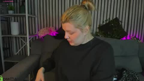 Snapshot of polly__mayer chatting on 23, 5, 2026 Polly online show from 23, 5, 2026