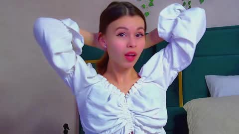 Snapshot of pollylanders chatting on 2, 3, 2025 Polly online show from 2, 3, 2025