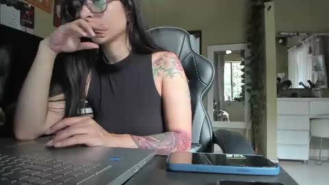Snapshot of polvodeestrellas_ chatting on 3, 8, 2026 - Help me Reach 100 thumbs up online show from 3, 8, 2026