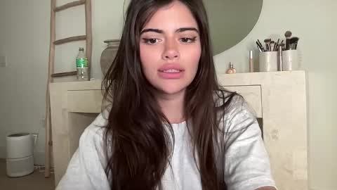 Snapshot of poutyselena chatting on 5, 2, 2026 Selena online show from 5, 2, 2026