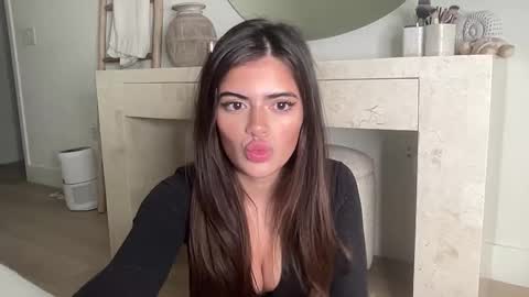 Snapshot of poutyselena chatting on 5, 3, 2026 Selena online show from 5, 3, 2026