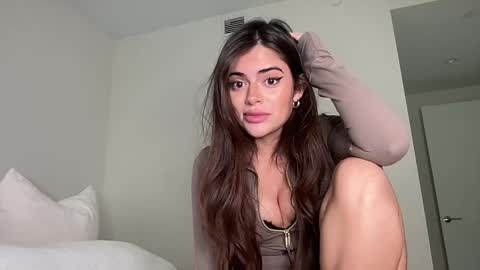 Snapshot of poutyselena chatting on 9, 4, 2026 Selena online show from 9, 4, 2026