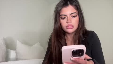 Snapshot of poutyselena chatting on 4, 5, 2026 Selena online show from 4, 5, 2026