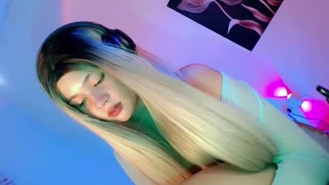 Snapshot of pretty_little_baby28 chatting on 2, 10, 2025 Flor online show from 2, 10, 2025