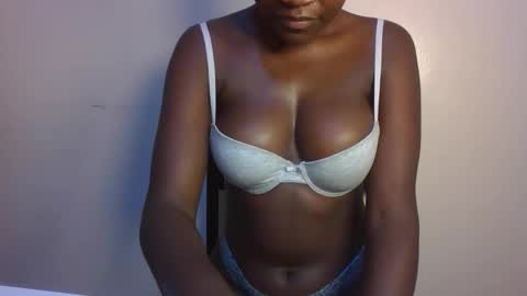 Snapshot of pretty_lucie chatting on 7, 4, 2026 pretty_lucie online show from 7, 4, 2026