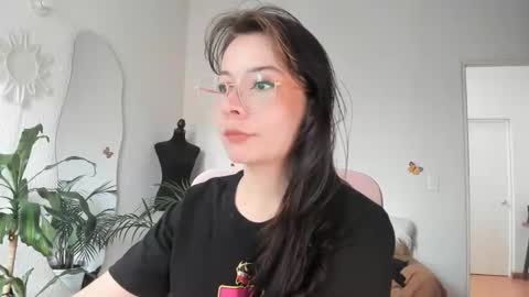 Snapshot of purple_opal chatting on 23, 4, 2026 Vero online from Tuesday to Sunday online show from 23, 4, 2026