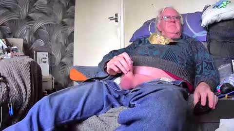 Snapshot of pusyrubber chatting on 11, 10, 2025 Genital sucker online show from 11, 10, 2025