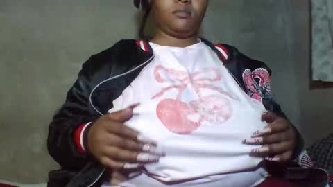Snapshot of queen2302 chatting on 7, 5, 2026 queen2302 online show from 7, 5, 2026