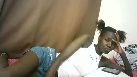 Snapshot of queen_0012 chatting on 15, 4, 2026 asher online show from 15, 4, 2026
