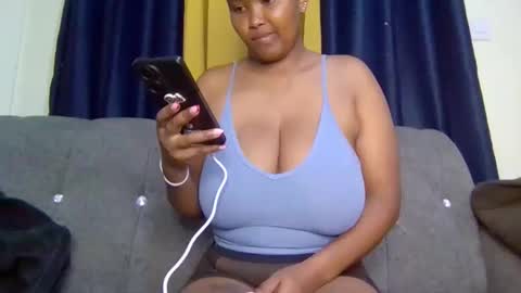 Snapshot of queen_doli chatting on 27, 4, 2026 queen_doli online show from 27, 4, 2026