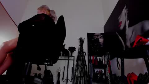 Snapshot of queencatsnow chatting on 4, 2, 2026 Misscatsnow online show from 4, 2, 2026