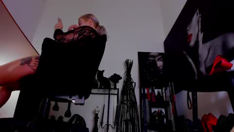 Snapshot of queencatsnow chatting on 5, 2, 2026 Misscatsnow online show from 5, 2, 2026