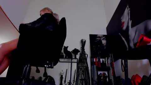 Snapshot of queencatsnow chatting on 6, 2, 2026 Misscatsnow online show from 6, 2, 2026