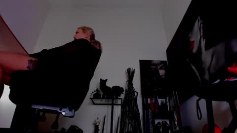 Snapshot of queencatsnow chatting on 26, 2, 2026 Misscatsnow online show from 26, 2, 2026