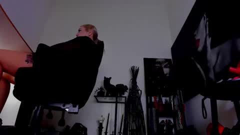 Snapshot of queencatsnow chatting on 28, 2, 2026 Misscatsnow online show from 28, 2, 2026