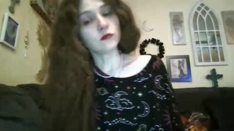 queencrimsonlvx online show from 15, 4, 2026