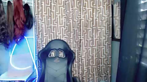 just call me QUEEN and ill be there online show from 6, 11, 2025