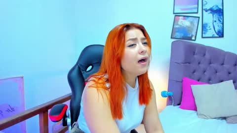 Snapshot of queengrett chatting on 17, 11, 2025 Queen online show from 17, 11, 2025