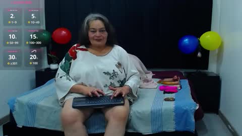 Snapshot of queenmature chatting on 20, 10, 2025 VickyBoobss online show from 20, 10, 2025