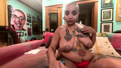 Snapshot of queensquirtntwerk chatting on 16, 3, 2026 Queen Hilarity online show from 16, 3, 2026