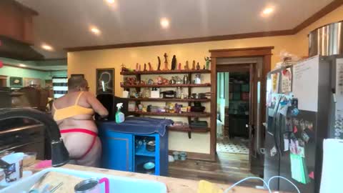 Snapshot of queensquirtntwerk chatting on 24, 3, 2026 Queen Hilarity online show from 24, 3, 2026