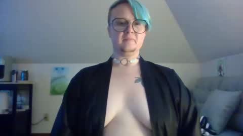 Snapshot of queerlyjaz chatting on 2, 10, 2025 queerlyjaz online show from 2, 10, 2025